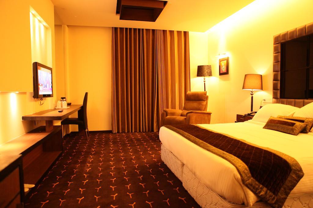 Krome - A - Boutique Hotel มีรัท ภายนอก รูปภาพ